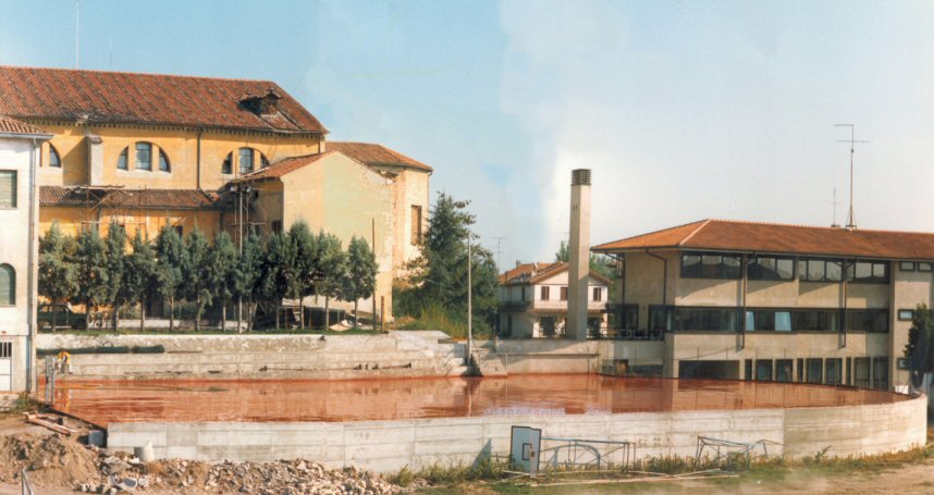 Pavimentazione industriale al quarzo rosso eseguita su piattaforma polivalente ad uso sportivo-ricreativo in localit Solesino (1985)